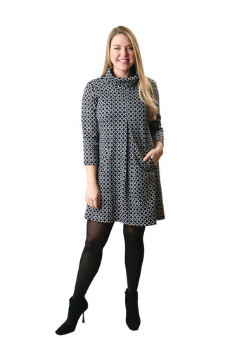 Three quarter sleeve dress with front pleat and pockets in navy and white circle link