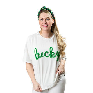 Elbow-sleeved crewneck shirt with the word lucky written in green garland on front